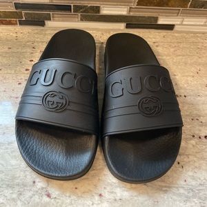 Gucci
Pursuit Logo Pool Slides
Black